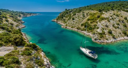 Turquoise baai met boot tijdens een actieve vakantie in Kroatië