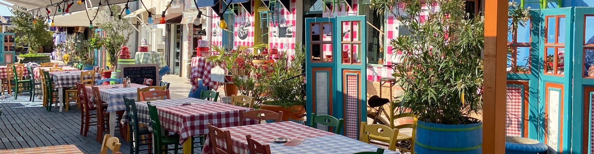 kleurrijk terras op de boulevard in Biograd