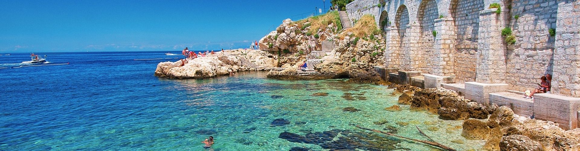 Rotsachtige Kroatische kust met helder turquoise water