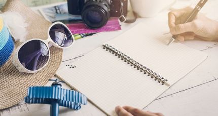 Vakantie naar Kroatie plannen met notitieboekje en reisaccessoires