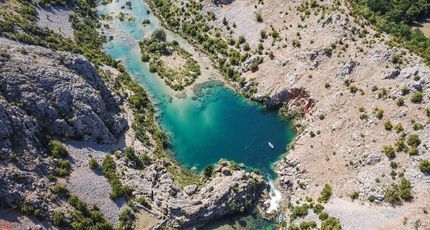 Kanoën door de canyon van de Zrmanja rivier in noord-Dalmatië, Kroatië