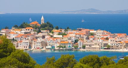 Historisch kustplaatsje aan de Adriatische Zee in Kroatië