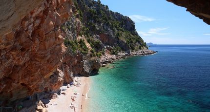 Afgelegen strand tussen de rotsen aan de Kroatische kust