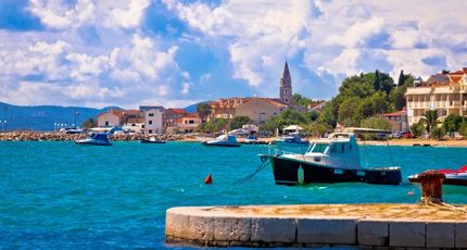 Rustige baai met bootjes aan de Kroatische kust