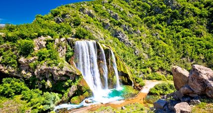 Waterval in de groene natuur tijdens een actieve vakantie in Kroatië