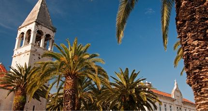 Rustige vakantiebestemming in Kroatië met palmbomen en historische architectuur