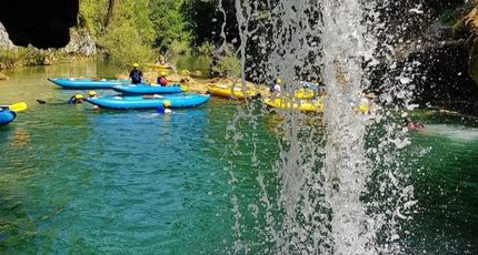 Kajakken op een rivier tijdens een actieve vakantie in Kroatië