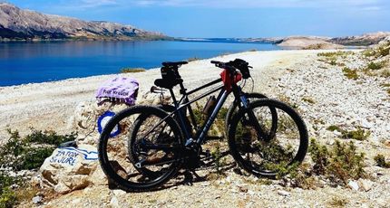 Fiets bij zee tijdens actieve vakantie in Kroatië