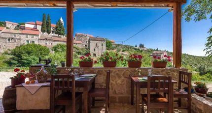 vanaf terras uitkijkend op oud dorpje op eiland Hvar
