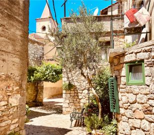 Dalmatisch straatje tijdens nazomeren in Kroatië