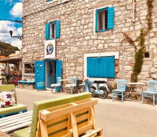Traditioneel stenen huis met blauwe luiken in Kroatië