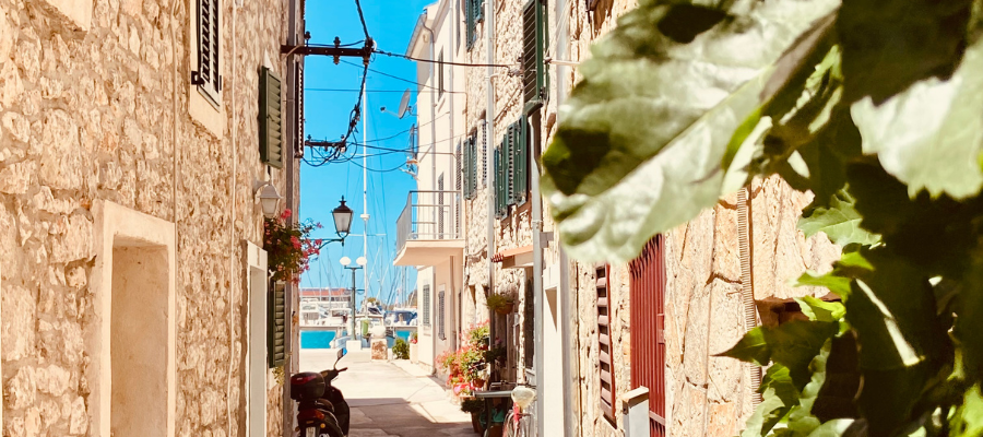 Kleinschalig straatje in Dalmatië tijdens nazomeren in Kroatië
