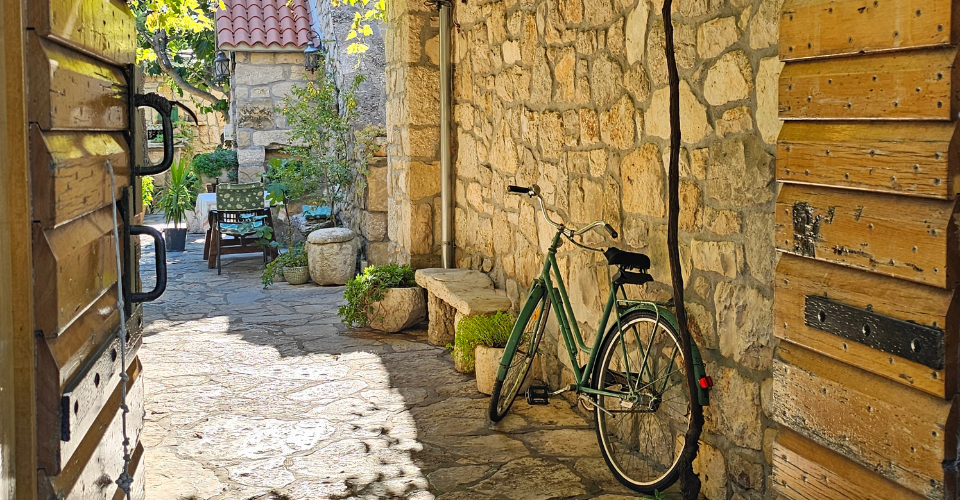 Dalmatisch straatje tijdens nazomeren in Kroatië