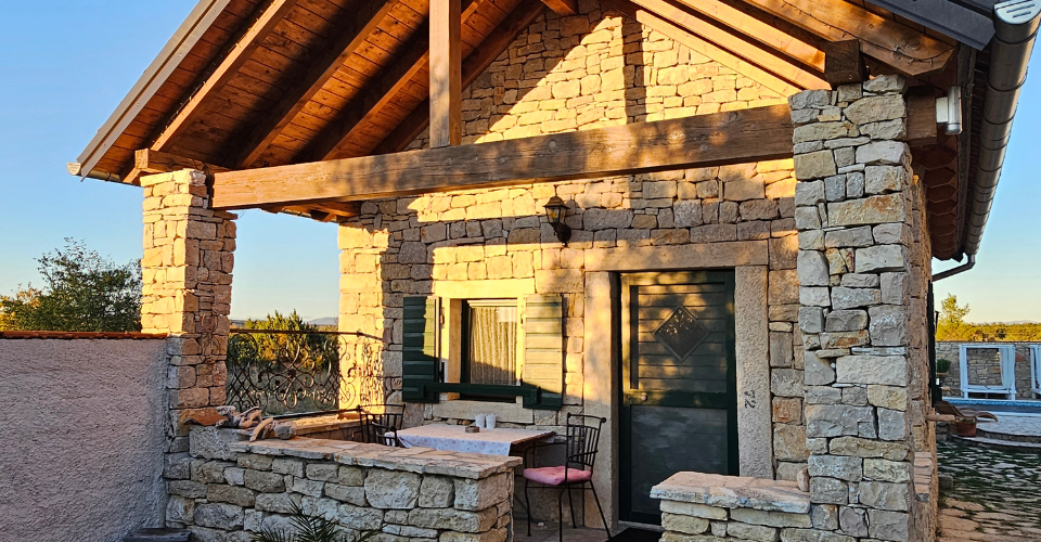 Steenhuis bij Dražan tijdens nazomeren in Kroatië