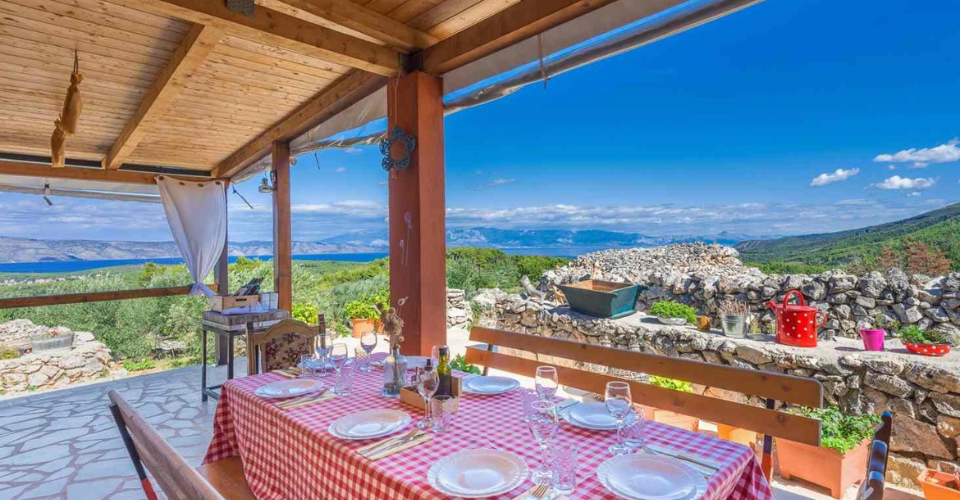Rustig genieten op het terras met zeezicht, slow travel in Kroatië