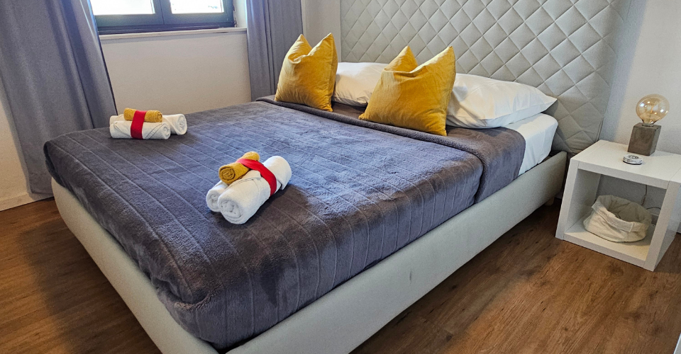 Slaapkamer appartement bij Dražan tijdens nazomeren in Kroatië