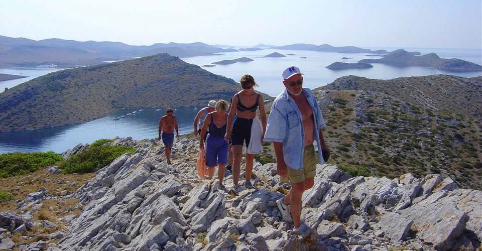 55-plus reizigers genieten van de kust tijdens een wandeling in Kroatië