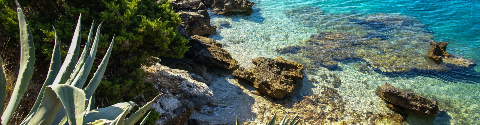 Helderblauw water tijdens een 14-daagse Slow Travel reis door Kroatië