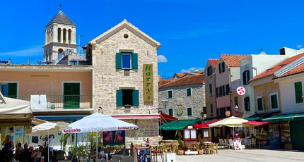 Kleurrijke huizen en terrasjes in een Kroatisch plaatsje