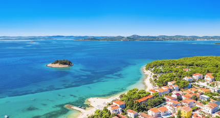 Uitzicht over een eiland en helderblauwe Adriatische Zee in Kroatië