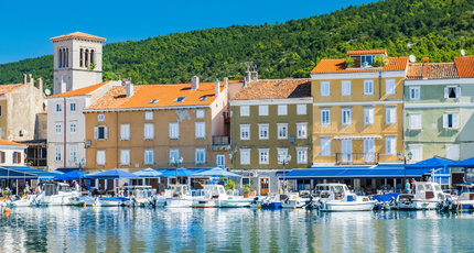 Kleurrijke huizen aan de sfeervolle haven van Cres in Kroatië
