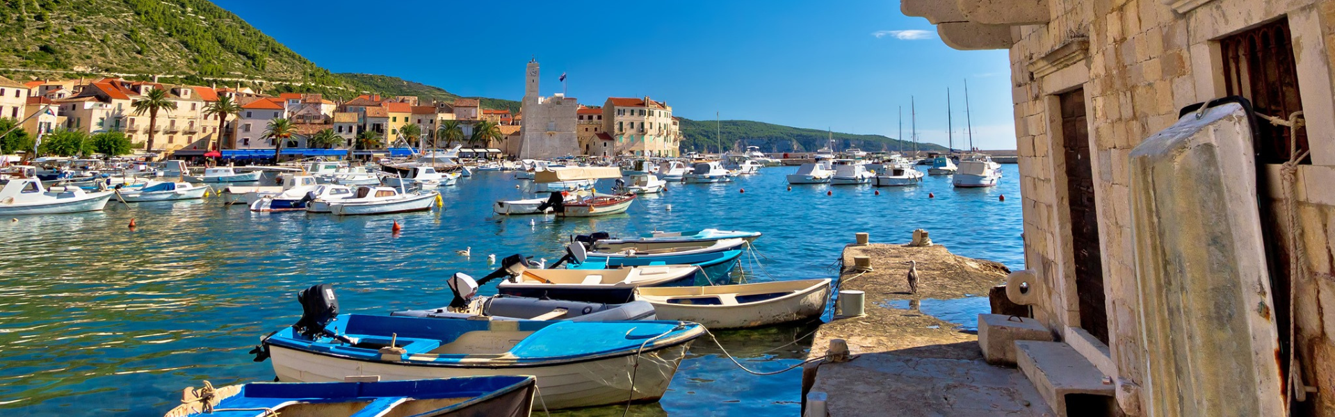 Kleine haven met vissersbootjes aan de Kroatische kust