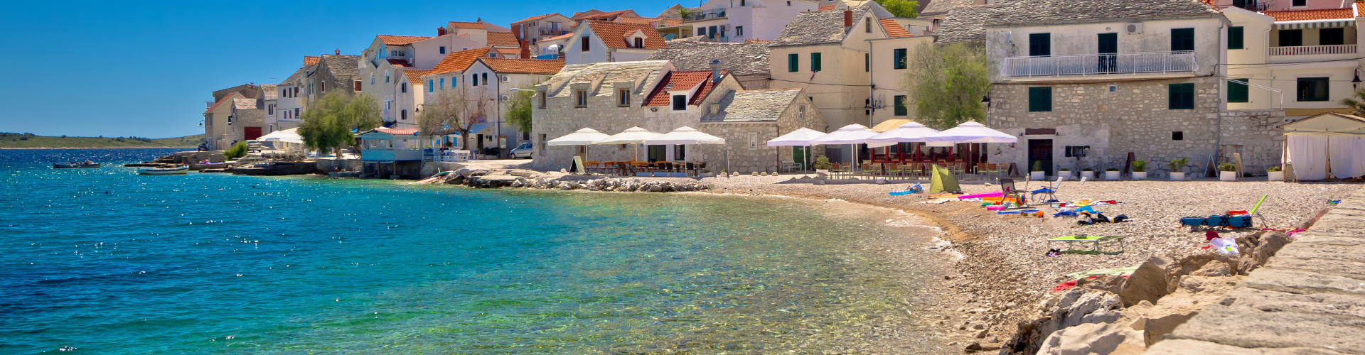 kroatische huisjes gelegen aan het strand in Primosten