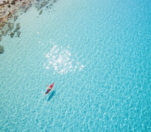 Kajakken op het kristalheldere water tijdens een actieve vakantie in Kroatië