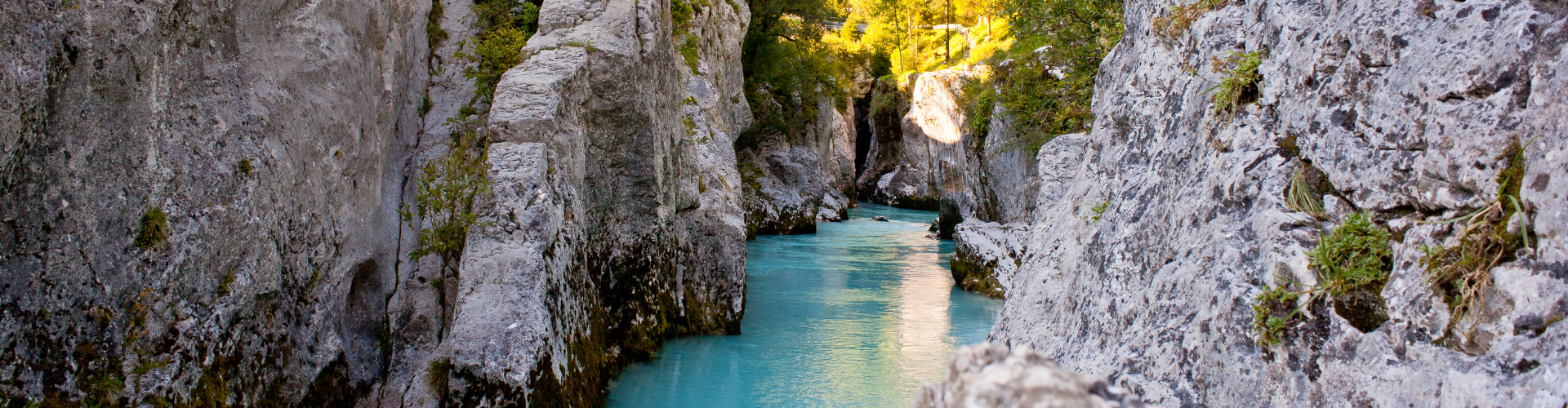 Turquoise rivier tussen indrukwekkende rotswanden in Kroatië