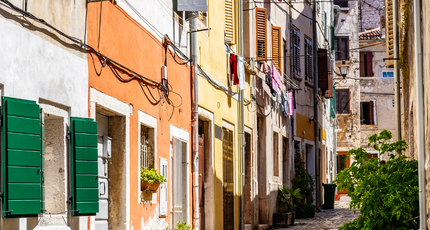 Kleurrijk authentiek straatje met stenen huizen in Kroatië