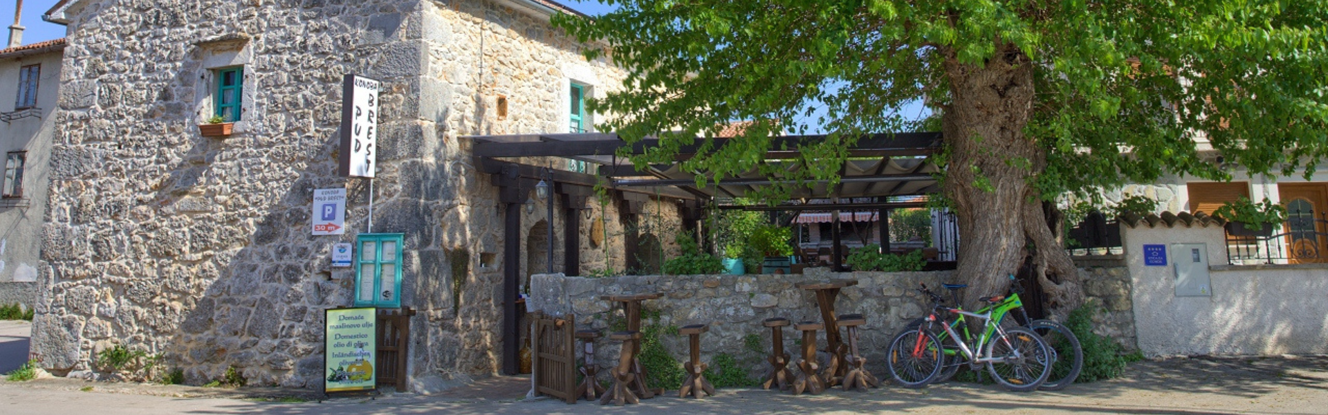 Mountainbikes bij een authentiek stenen restaurant op een Kroatisch eiland