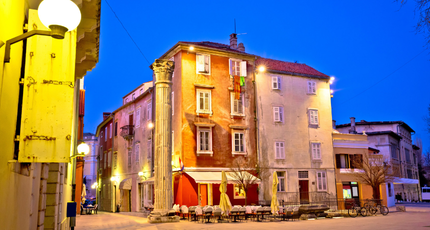 Sfeervol historisch stadsplein in Kroatië bij avond