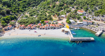 Rustige baai met kiezelstrand en helderblauw water in Kroatië