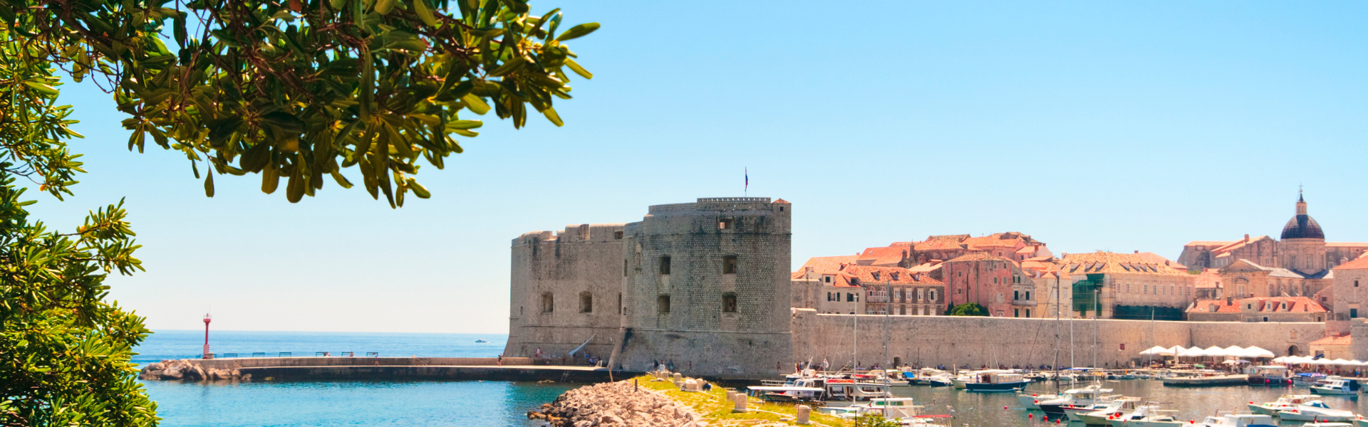 Historische stadsmuren en oude haven van Dubrovnik aan de Adriatische Zee