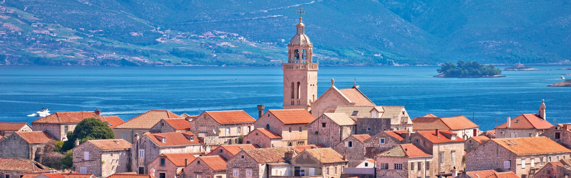 Historische Korčula-stad met klokkentoren en uitzicht over de Adriatische Zee
