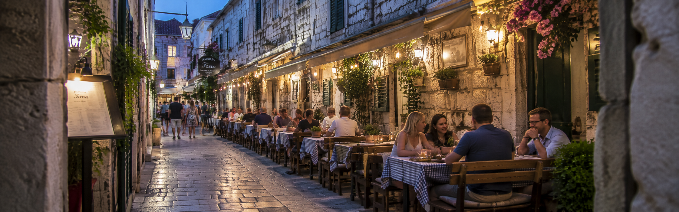 Gezellig dineren in een sfeervol stenen straatje in Trogir tijdens de rondreis door Dalmatië