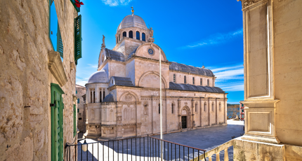 Kathedraal van Sint-Jacobus tussen de oude stenen straatjes van Šibenik