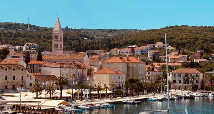 Haven van Supetar met historische kerktoren op het eiland Brač