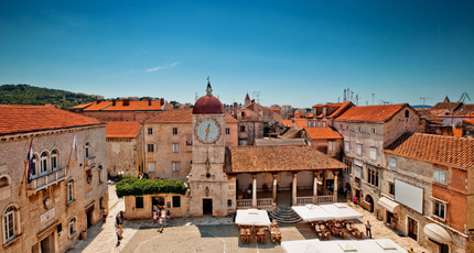 Historisch centrum van Trogir met klokkentoren en rode daken