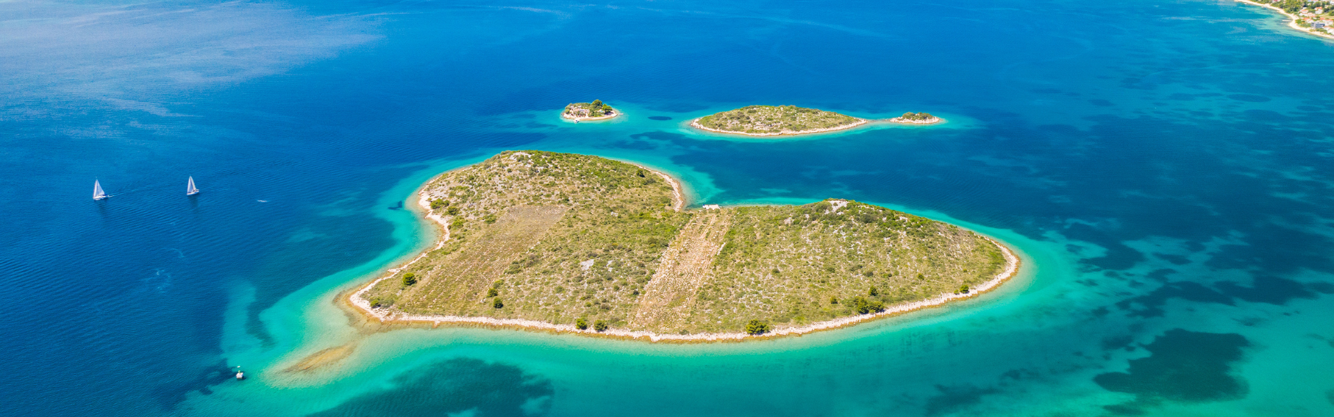 Kleine eilandjes voor de kust van Krk in Kroatië