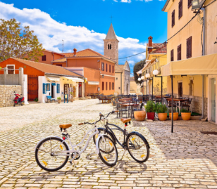 Fietsen door een sfeervol dorp tijdens een actieve vakantie in Kroatië