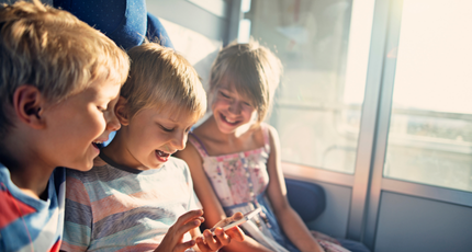 Kinderen in de trein onderweg tijdens een familierondreis door Kroatië