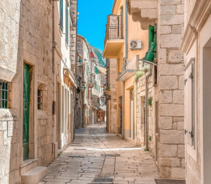 Sfeervol historisch straatje met natuurstenen huizen in Kroatië