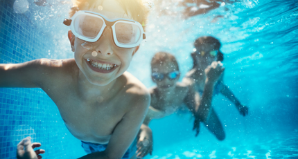 Snorkelen met kinderen in het zwembad in Kroatië