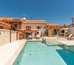Kleinschalige accommodatie met zwembad tijdens een familierondreis door Kroatië
