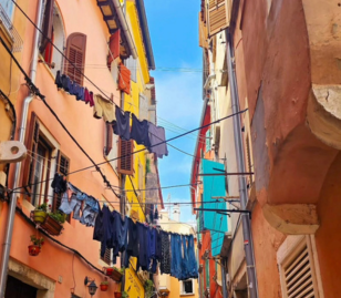Kleurrijk mediterraan straatje tijdens de meivakantie in Kroatië