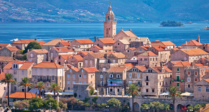 Historische kustplaats Korcula met kerktoren aan zee in Kroatië