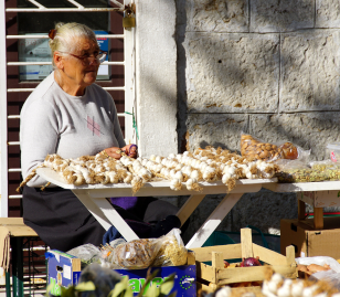 Lokale verkoper op een markt in Kroatië