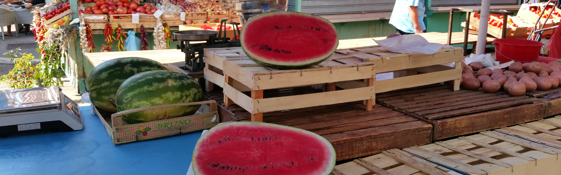 twee halve watermeloenen op e en lokale markt in Kroatië