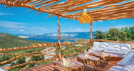 Sfeervol terras met uitzicht over de Kroatische kust